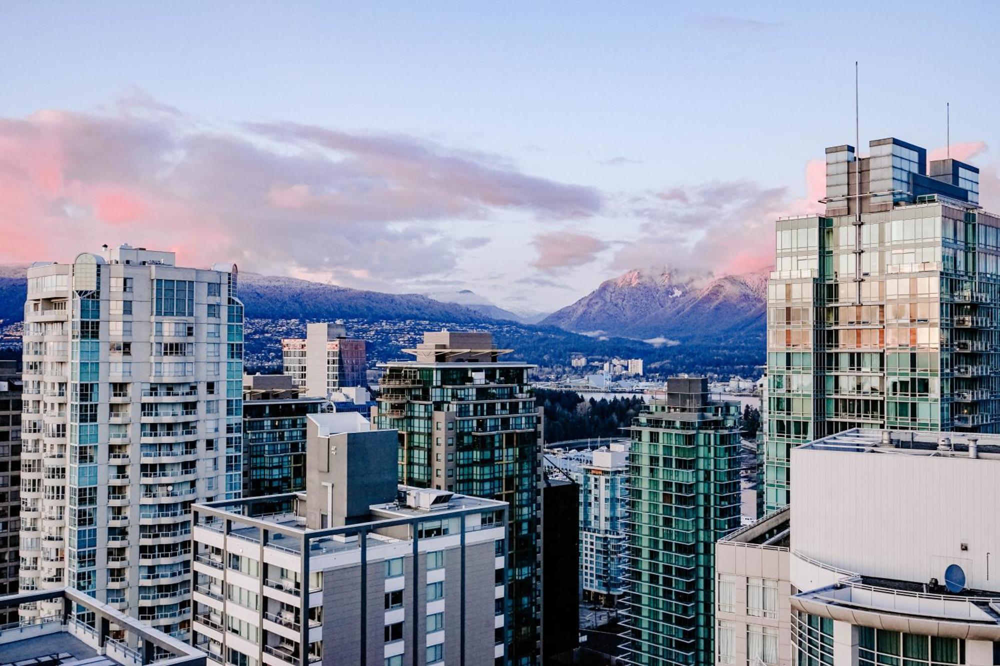 Blue Horizon Hotel Vancouver Exterior photo