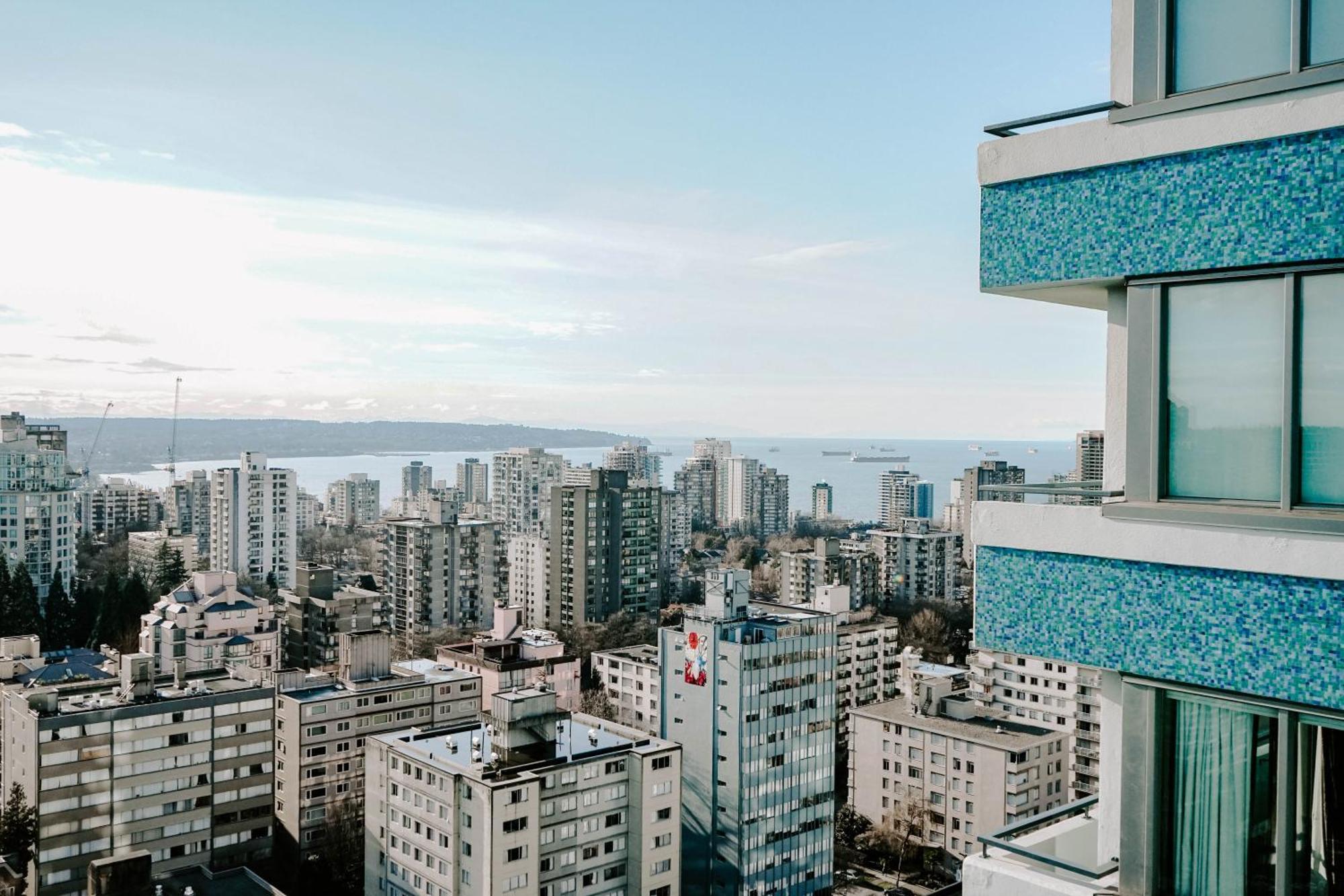 Blue Horizon Hotel Vancouver Exterior photo